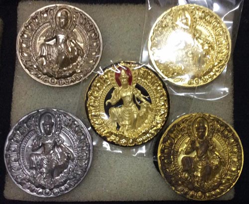 ชุดกล่องเหรียญกรรมการ รุ่นเสวยสุข 5 องค์ 5 เนื้อยกชุด ขนาด 3.5 CM. มีโค๊ต ก เมื่อก่อนราคาเกือบหมื่น