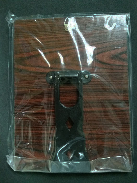 กรอบรูปหลวงพ่อฤาษีลิงดำ วัดท่าซุง ด้านล่างมีรูปโล้โก้ นกวายุภักษ์ ขนาดกว้าง 7x9 นิ้ว จากวัดท่าซุง