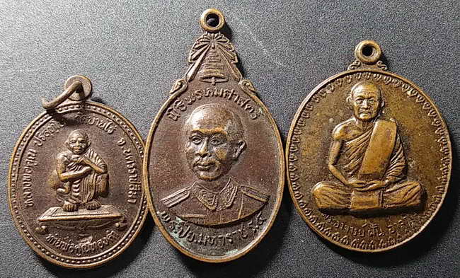 20 บาท  โละแผงครับพี่ ไม่แพงครับราคานี้  3 องค์ครับ