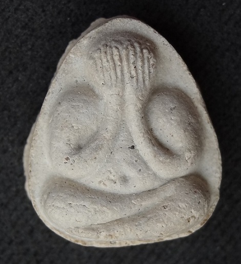 พระปิดตามหาเสน่ห์ หลังยันต์พุทโธ วัดลาดปลาเค้า เนื้อเกสร นวลสวย 