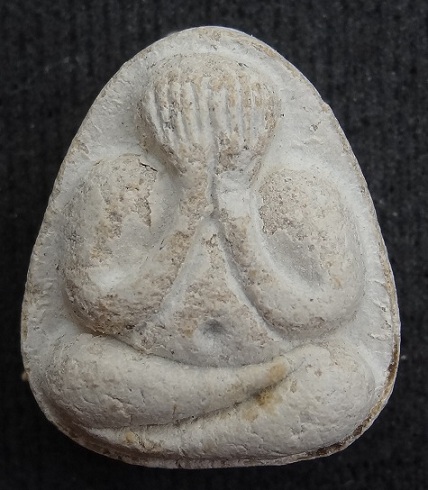 พระปิดตามหาเสน่ห์ หลังยันต์พุทโธ เนื้อเกสร คราบกรุเดิมๆ 