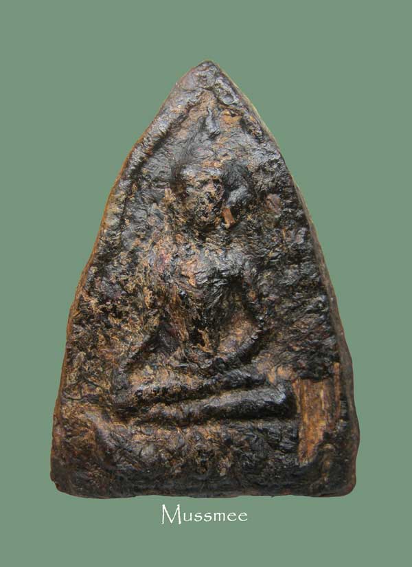 พระผงว่านจำปาสัก ของดีที่คนยุคเก่าเชื่อถือในพุทธคุณครับ (ขนาด กว้าง 4 Cm สูง 5 Cm) ### เคาะเดียว ###