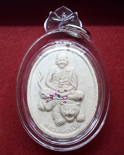 พระผงนั่งเสือโรยพลอย รุ่นมหาเศรษฐี หลวงพ่อเปิ่น วัดบางพระ นครปฐม ปี34 หลังยันต์กลับ...เคาะเดียวแดง..