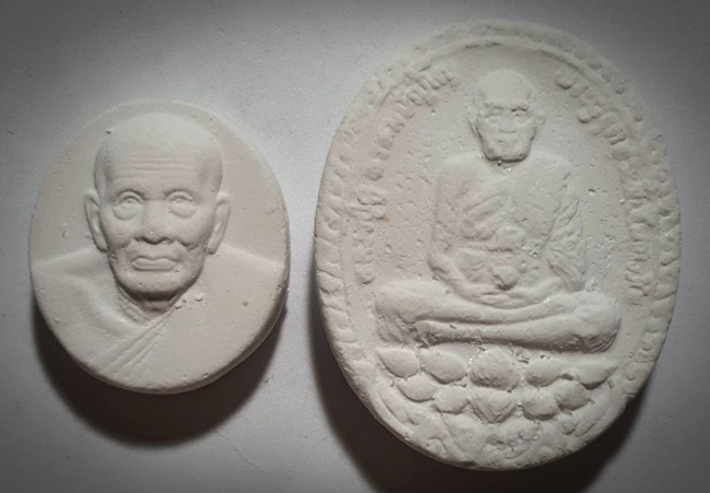 ๒องค์หลวงตาม้า วัดถ้ำเมืองนะ จ.เชียงใหม่ พระผงกรรมฐานกำลังมหาจักรพรรดิสูตรหลวงปู่ดู่ สวยครับ