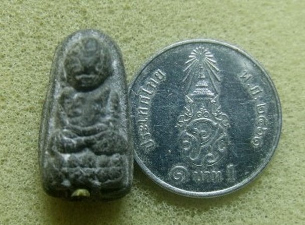 **วัดใจ**หลวงปู่ทวดเนื้อว่านพิมพ์พระรอดจิ๋ว ฝังตะกรุดนารายณ์เเปลงรูป**สวยๆ หายาก เชิญชมครับ