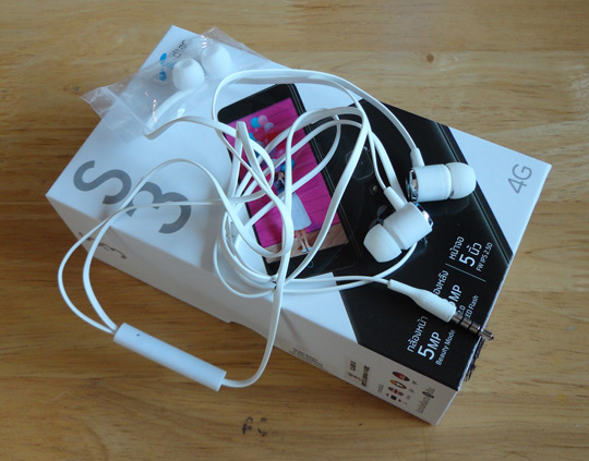 กล่อง dtac S3 พร้อมหูฟังและจุกสำรองใหม่ๆเลย