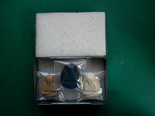 พระปิดตามหาลาภรามัญ ลพ.ชำนาญ วัดชินวราราม ปทุมธานี...(3 สี 3 องค์ ในกล่องสแตนเลส)...