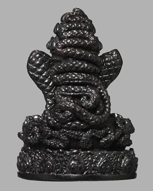 พระปิดตาพังพะกาฬ ลอยองค์ รุ่น หลักเมือง 49 เจริญโภคทรัพย์ เนื้อโลหะรมดำ