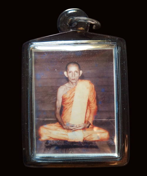 ภาพถ่ายสีนั่งพรหม หลวงพ่อกวย วัดโฆสิตาราม ด้านหลังยันต์นะปัดตลอด ปี2552 เลี่ยมพร้อมแขวน