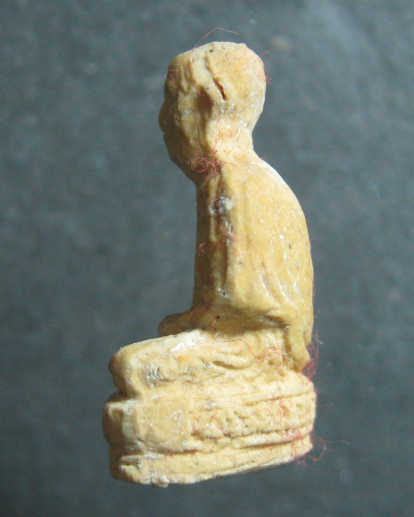 พระผงรูปเหมือนลอยองค์หลวงพ่อเกษม สุสานไตรลักษณ์ ลำปาง