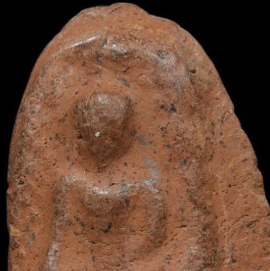 พระพิมพ์เล็บมือ เนื้อดิน กรุวัดคู้ยาง จ.กำแพงเพชร