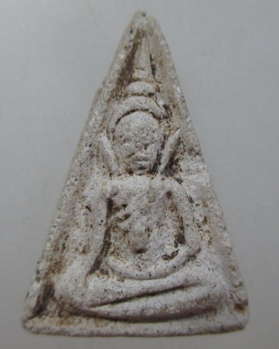 ๒๐ พระนางพญาเนื้อผงหลังยันต์