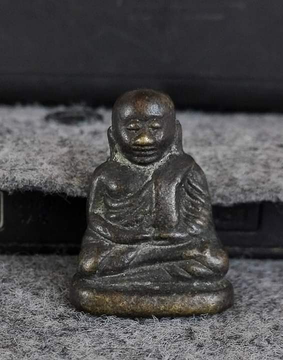 หลวงพ่อเงิน ปืนแตก เศียรกลม หน้านิยมสุดๆ หล่อเต็มสูตร แท้ๆหาชมยากขึ้นทุกวัน รับประกันแท้จบครับ