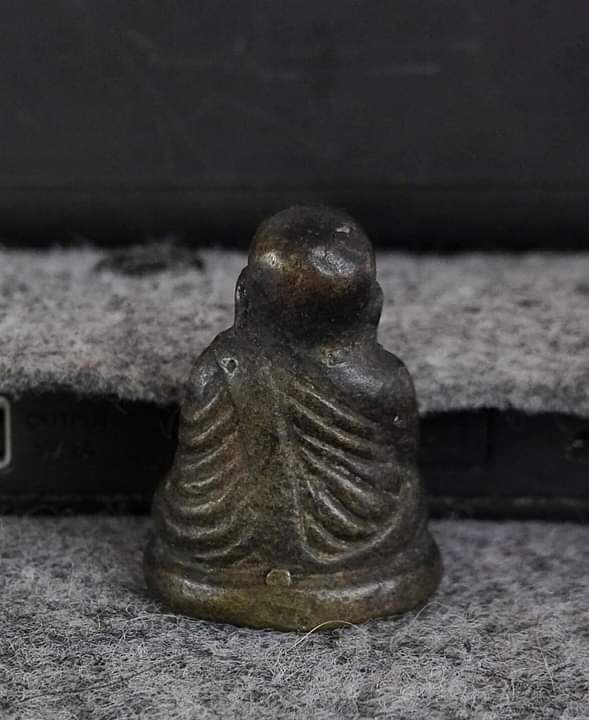 หลวงพ่อเงิน ปืนแตก เศียรกลม หน้านิยมสุดๆ หล่อเต็มสูตร แท้ๆหาชมยากขึ้นทุกวัน รับประกันแท้จบครับ