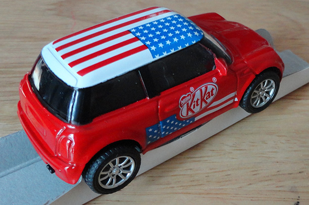 รถเหล็กมินิคูเปอร์ ของพรีเมี่ยม Limited Edition สุดเก๋จาก KITKAT ลายธงอเมริกา ที่ตลาดรถไฟ คันละ 600+