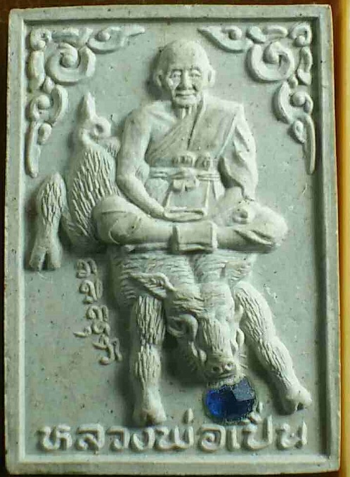 พระผงรูปเหมือนขี่หมูฝังพลอย ฉลองครบรอบ 70ปี หลวงพ่อเปิ่น วัดบางพระ ปี34 ปั้มตราด้านหลัง.เคาะเดียวแดง