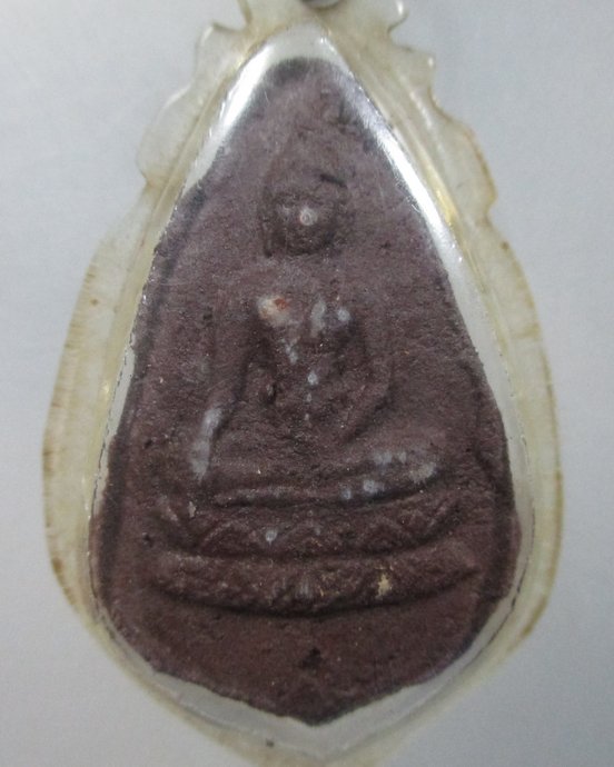 ๒๐ พระเนื้อผงเลี่ยมเก่า