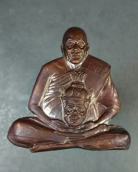 เหรียญปั๊มครึ่งซีกอุ้มเศียรพ่อแก่ หลวงพ่อเปิ่น วัดบางพระ  (เคาะเดียวแดง)