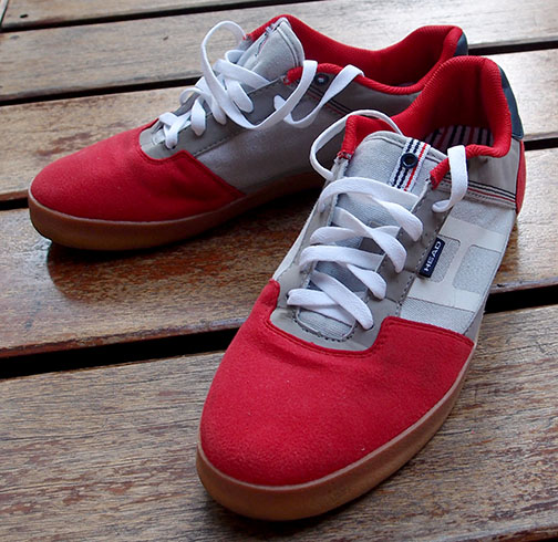 รองเท้า Head ของแท้ สวยเฉียบใหม่ๆเลย Heritage collection ด้านข้างเดินเส้นหลากสี