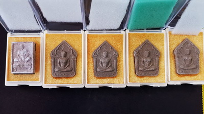 พระขุนแผนพรายปถมัง+พระผงนั่งตั่งหลวงปู่หมุน สร้างโดยหลวงปู่อุดมทรัพย์ ศิษย์เอกหลวงปู่หมุนสวยเดิมครับ