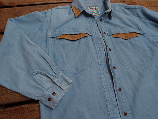 เสื้อยีนส์ Wrangler สวยๆ ของแท้ กระเป๋าคู่ เบอร์ L ครับ