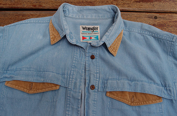 เสื้อยีนส์ Wrangler สวยๆ ของแท้ กระเป๋าคู่ เบอร์ L ครับ