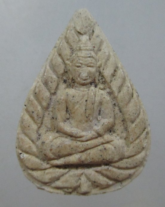 ๒๐ พระผงกลีบบัว รัศมี