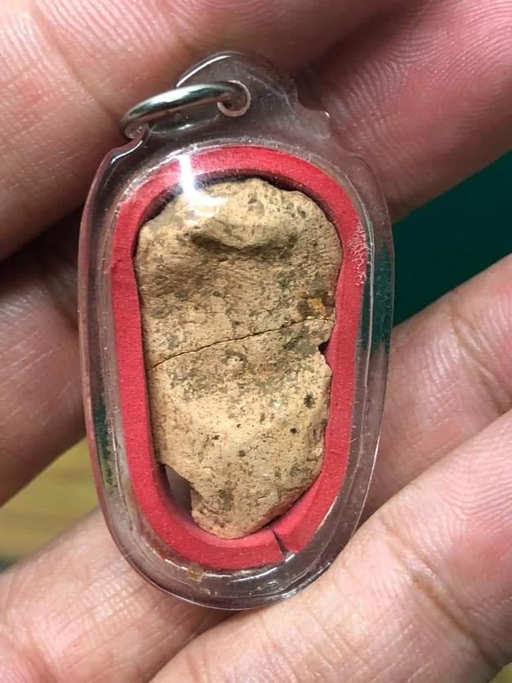 พระบาง จ.ลำพูนใครที่อยากได้เอาใว้ศึกษาเป็นองค์ครู