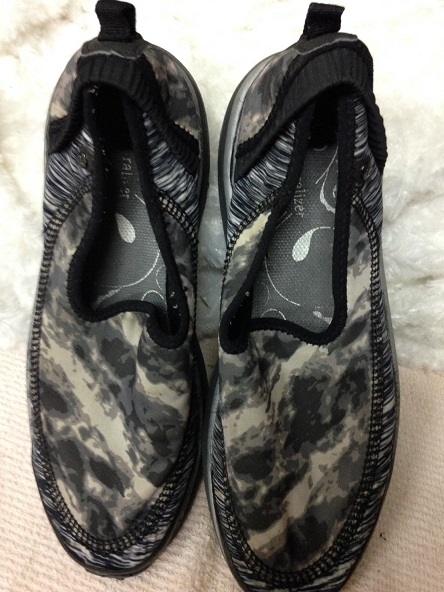 รองเท้า slip on เบอร์ 40 ยาว 25.5 cm ราคาพร้อมจัดส่งครับ