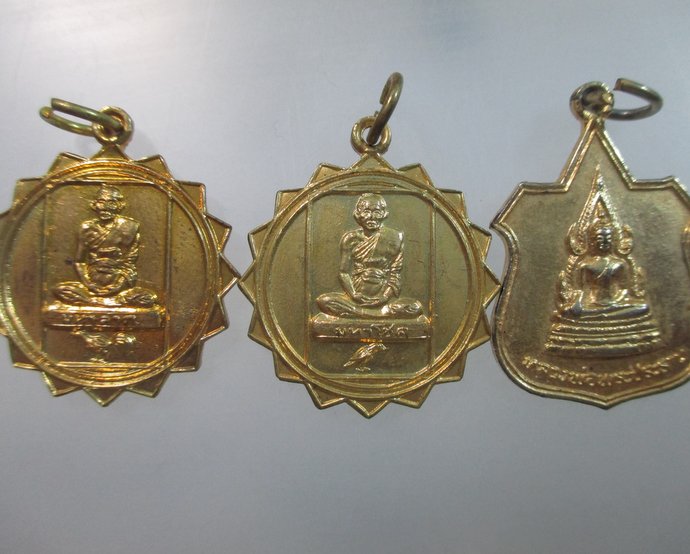 ๒๐ เหรียญหลวงพ่อเชิญ วัดโคกทอง +เหรียญพระพุทธชินราช รุ่น๑ วัดสีกุก จ อยุธยา