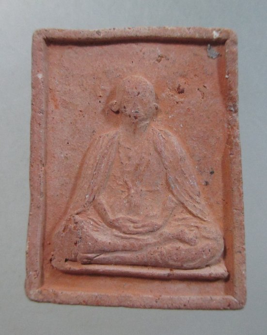 ๒๐ ครูบาศรีวิชัย หลังยันต์ เนื้อดิน