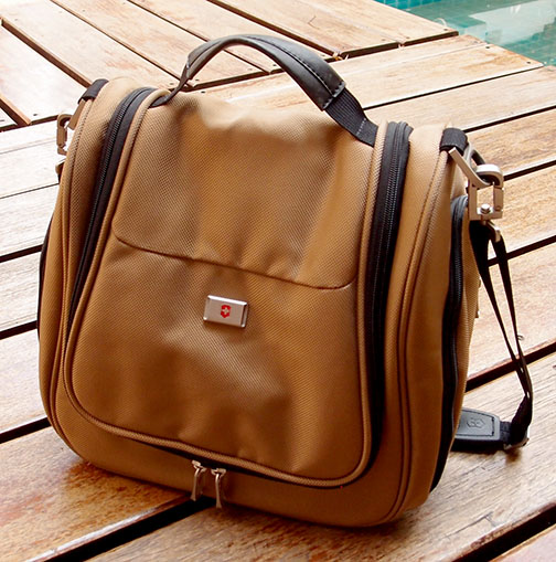 กระเป๋า Victorinox ของแท้  ทรงสวย สภาพเทพ ใส่ของจุใจ สะพายไปไหนก็เท่ห์ ถูกๆ เคาะเดียว 3,500.-