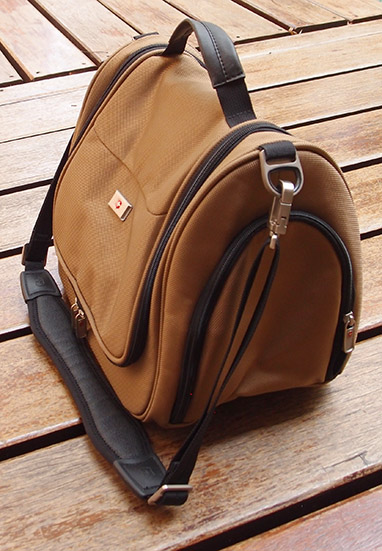 กระเป๋า Victorinox ของแท้  ทรงสวย สภาพเทพ ใส่ของจุใจ สะพายไปไหนก็เท่ห์ ถูกๆ เคาะเดียว 3,500.-