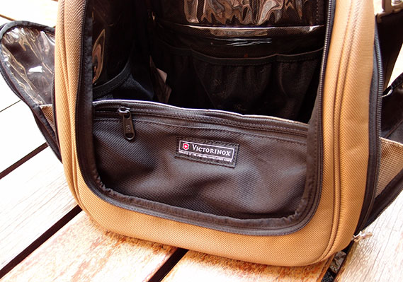 กระเป๋า Victorinox ของแท้  ทรงสวย สภาพเทพ ใส่ของจุใจ สะพายไปไหนก็เท่ห์ ถูกๆ เคาะเดียว 3,500.-