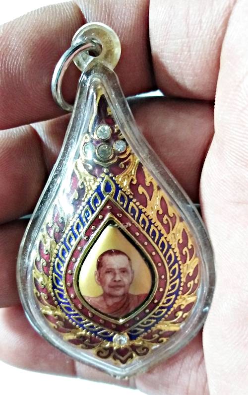 เคาะแรกแดงที่หลืออยู่ที่พี่พี่แหนบหลวงพ่ฤาษีลิงดำแบบพัดยศหลังยันต์เกราะเพชรเลี่ยมกันน้ำพร้อมบูชาสวยม