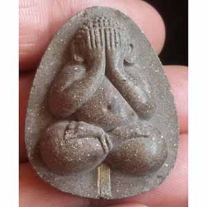 พระปิดตา ฝังตะกรุดเงิน หลังยันต์ ไม่ทราบที่ครับ