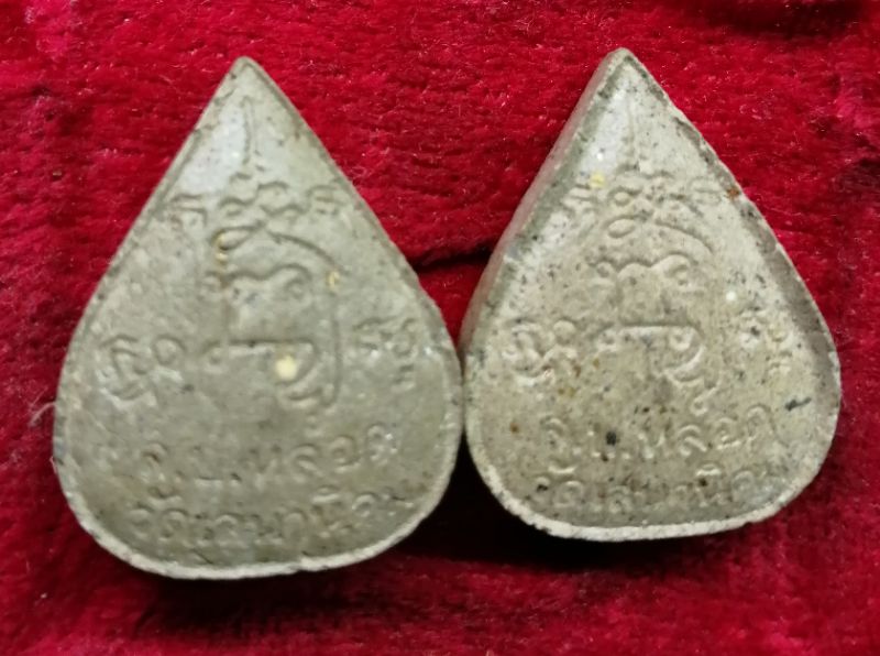 พระผงใบโพธิ์หลวงปู่หลอด​ วัดเสนานิคม​2องค์ครับ