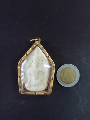 พระยอดขุนพล กรุวัดกุฎีทอง สวยเดิมพร้อมเลี่ยมทองหายากไม่ค่อยพบเห็นครับ