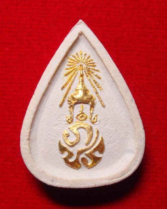 พระแก้วมรกต หลังภปร.เนื้อผง วัดบวร ปิดทอง(หนาว) ปีพศ.๒๕๓๐ 