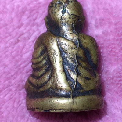 หลวงพ่อเงินวัดห้วยเขนพิมพ์ใหญ่แขนบั้ง(บล็อกแตก)