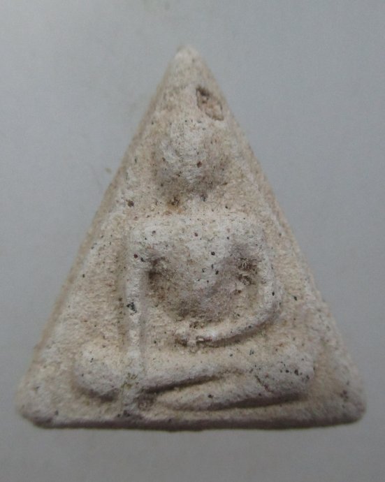 ๒๐ พระนางพญาเนื้อผง