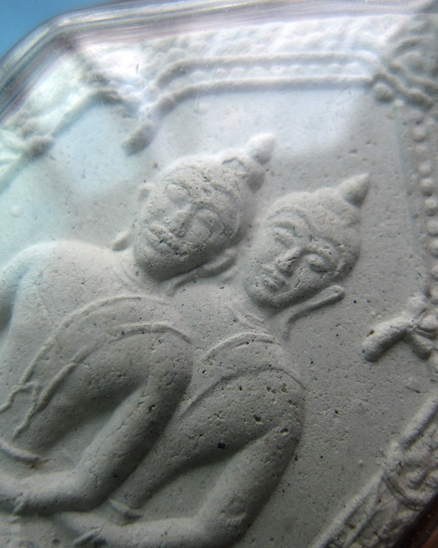 พระขุนแผนพลายคู่บารมี ผสมเกศา หลวงพ่อสาคร มนุญโญ วัดหนองกรับ จ.ระยอง พ.ศ.2547 เลี่ยมพร้อมใช้ 