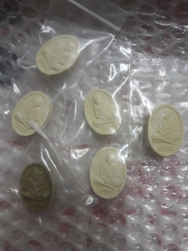 3.พระผงบูชาครู  เนื้อเทา1 เนื้อขาว5 หลวงปู่หมุน