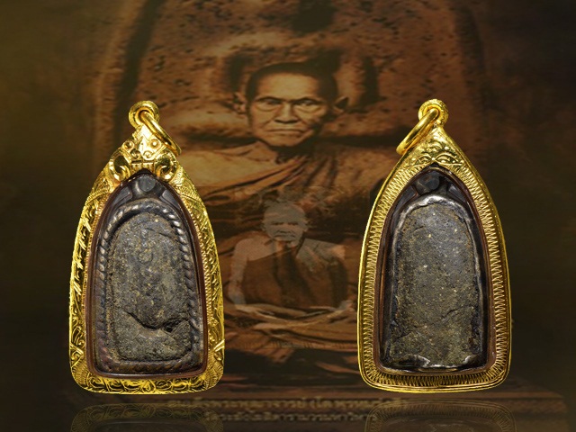 สมเด็จพระพุทธบาทปิลันทน์ พิมพ์เปลวเพลิงเล็ก วัดระฆังฯ ธนบุรี กทม. เลี่ยมทอง + บัตรรับรอง