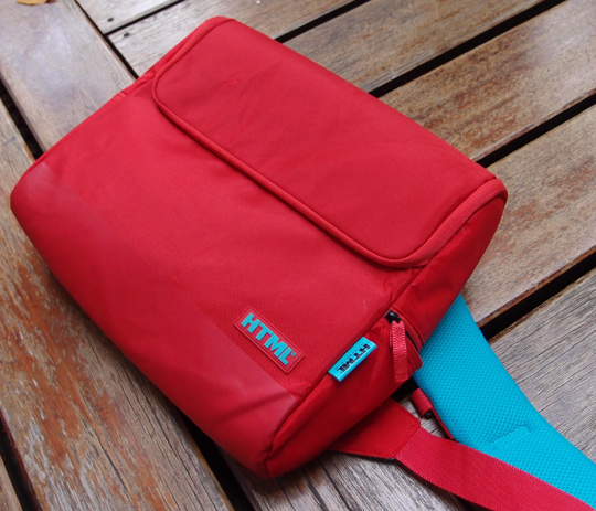 กระเป๋าสะพายหลัง HTML ของแท้ แบรนด์ฮิต ดาราใช้กัน สีแดงสวยสด มีบุรองหลังและสาย