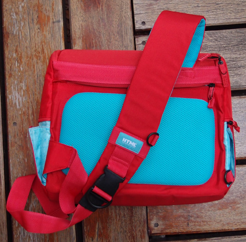 กระเป๋าสะพายหลัง HTML ของแท้ แบรนด์ฮิต ดาราใช้กัน สีแดงสวยสด มีบุรองหลังและสาย