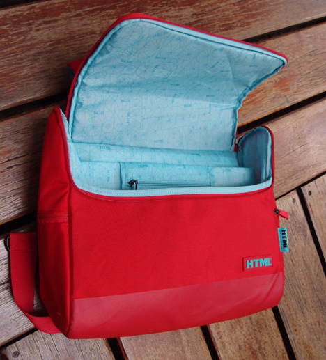 กระเป๋าสะพายหลัง HTML ของแท้ แบรนด์ฮิต ดาราใช้กัน สีแดงสวยสด มีบุรองหลังและสาย