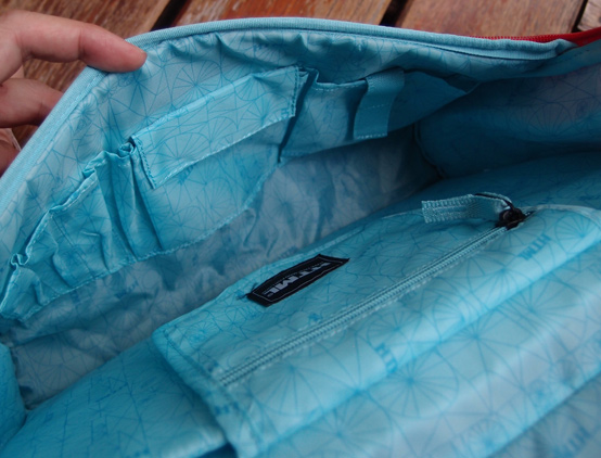 กระเป๋าสะพายหลัง HTML ของแท้ แบรนด์ฮิต ดาราใช้กัน สีแดงสวยสด มีบุรองหลังและสาย