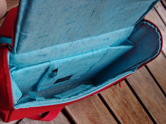 กระเป๋าสะพายหลัง HTML ของแท้ แบรนด์ฮิต ดาราใช้กัน สีแดงสวยสด มีบุรองหลังและสาย