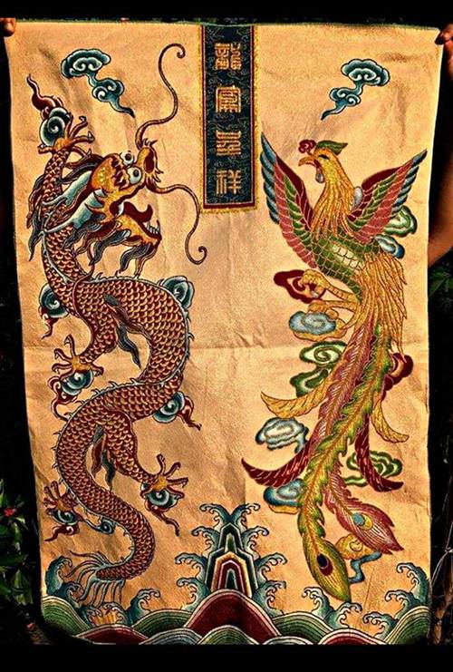 จัดของขวัญปีใหม่ผ้าดิ้นทองทอลายหงส์คู่มังกร ถักปราณีย์สวยงดงามปักปักประกายทองอมชมพู